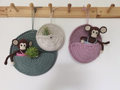 Circular hanging baskets