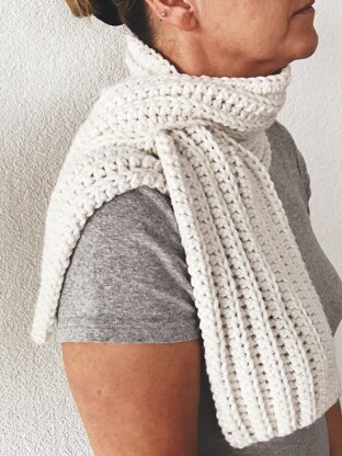 Simple Keyhole Scarf