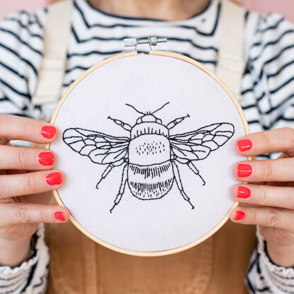 Cotton Clara Black Bee Embroidery Kit - 15cm 