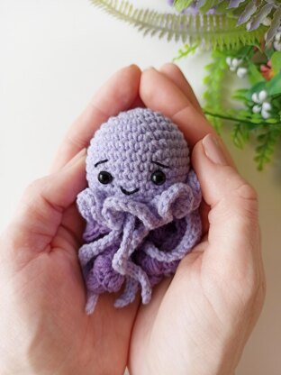 Jellyfish crochet pattern, small amigurumi sea creature pattern