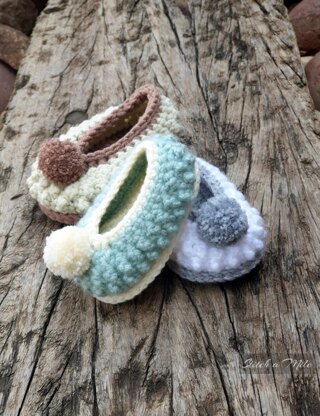 Baby bootie crochet pattern, baby slipper with knobblies and pom pom