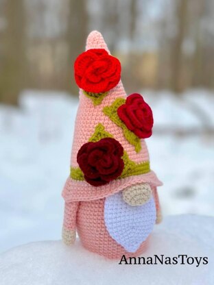 Pink gnome with roses