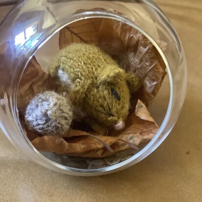 Sleepy Dormouse - knitting pattern
