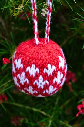 Danish Cross Christmas Bauble Knitting Pattern - Christmas Knitting Patterns