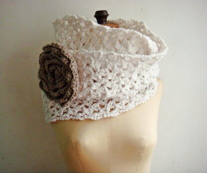 Chunky crochet cowl with flower