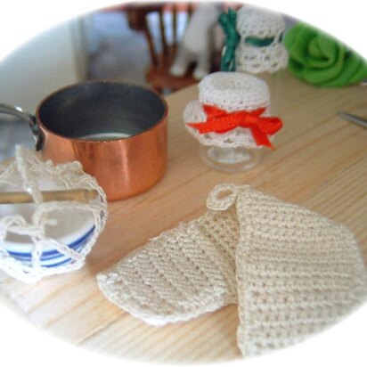 1:12th scale Oven gloves, jar cover & basin holder