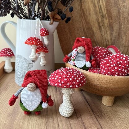 .Keychain Boy and Girl Gnomes