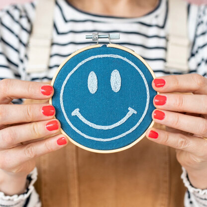 Cotton Clara Happy Face Embroidery Kit - 11cm (Navy)