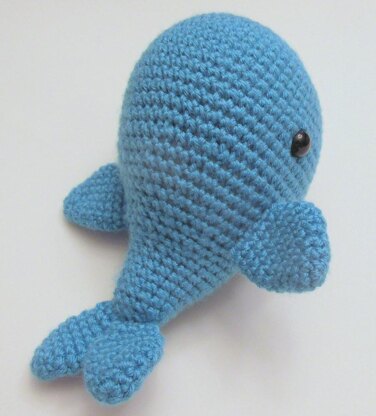 Amigurumi Whale Crochet pattern by Heather Sonnenberg