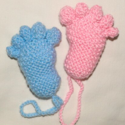 Lovely baby feet knitting pattern