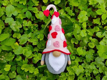 Crochet Valentine gnome