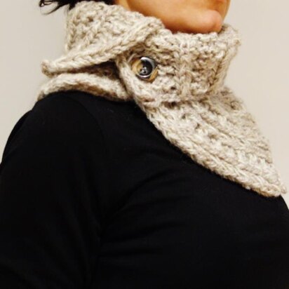 Chunky Oatmeal Buttoned Cowl