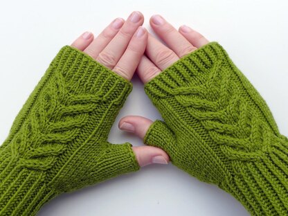 Fingerless gloves with braid