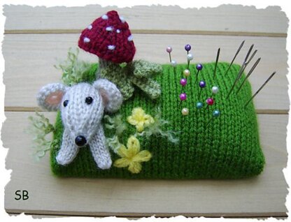 Mousey pin cushion