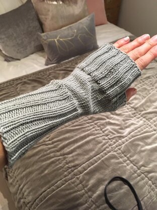 Women's fingerless gloves