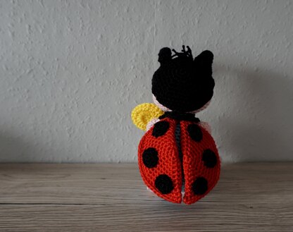 Crochet Pattern for the Ladybug Max with Flower!