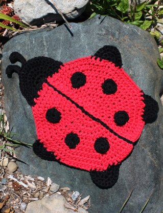 Ladybug Dishcloth in Lily Sugar 'n Cream Solids