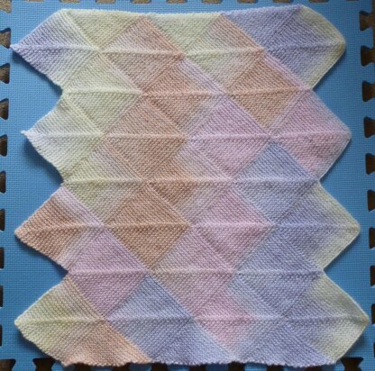 Diamond motif baby blanket