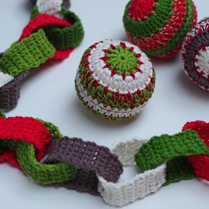 Crochet Christmas Paper Chain & Bauble