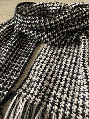 Hounds tooth fringed scarf