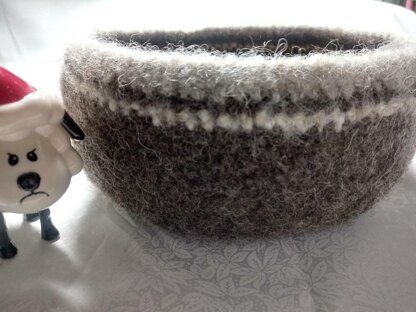 Crochet and Felt a Pretty Bowl