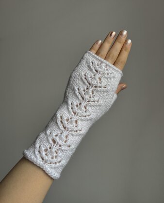 Blooming Snowdrop Fingerless mitts