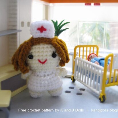 Little Nurse - German translation - Free amigurumi doll crochet pattern