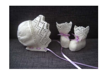 Maisie Bonnet & Booties Set (DK)