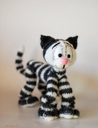Playful Tabby cat ( a wire skeleton inside) - knitting pattern (knitted round)