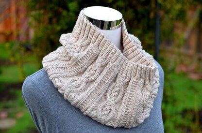 Delicate Hat and Cowl Set (Cable Hat and Cowl Set / Winter Hat and Cowl Set)