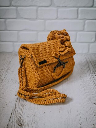 Bag with ruffles