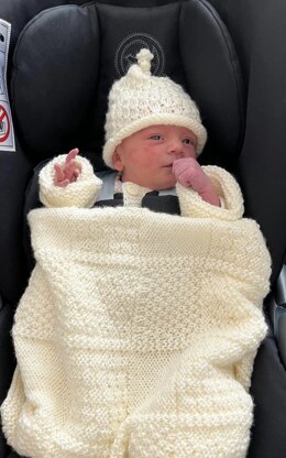 New granddaughter leaves hospital at a day old in Grandmummy knits!