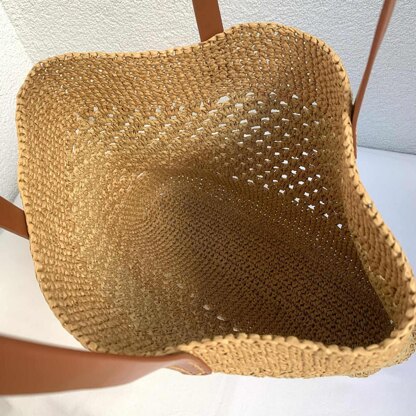 Cheerful raffia bag