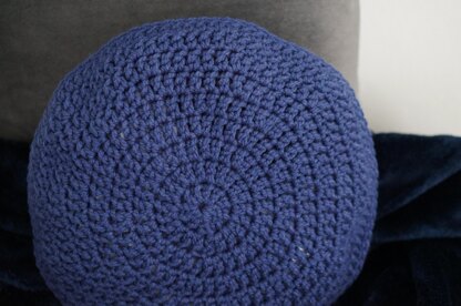 Round double crochet pillow