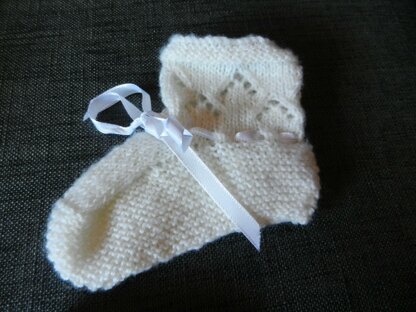 Baby Bonnet, Bootee, Mitten Set in 3 ply