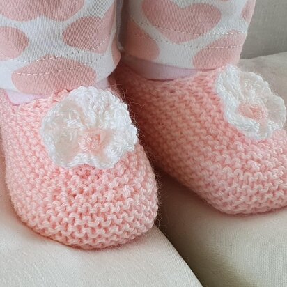 Angelica - 4ply Baby shoes with knitted flower