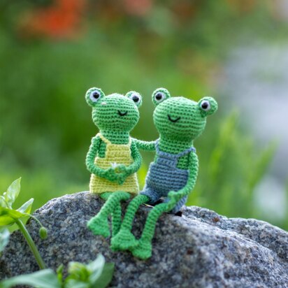 Mini Frog PDF sewing pattern ,plush animal pattern,pocket hu