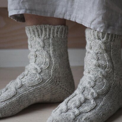 Puro Cable Socks - knitting pattern