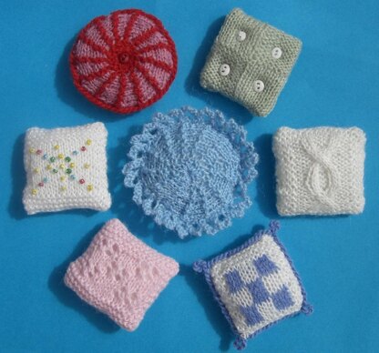 HMC7 Cushions for the dolls house