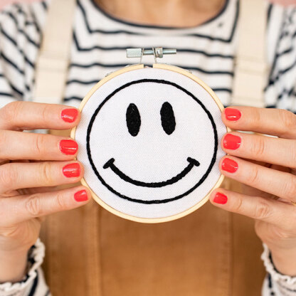 Cotton Clara Happy Face Embroidery Kit - 11cm (White) 