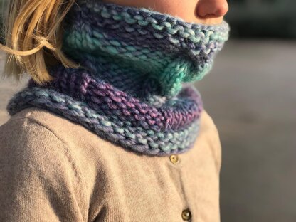 Cabled snood for kids in french, spanish, english