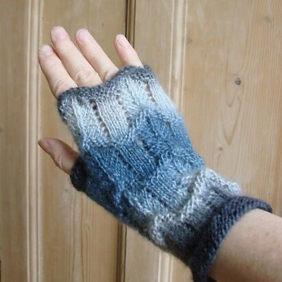 Lacy wavy fingerless mitts - knitting pattern