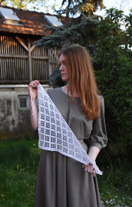 Diamonds crochet triangular scarf