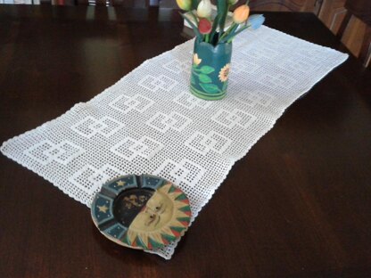 Easy table runner filet doily