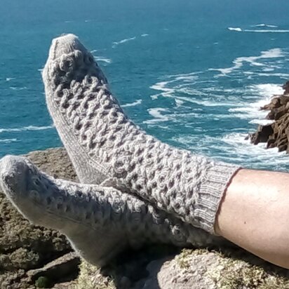 Knitting pattern for men's cabled socks