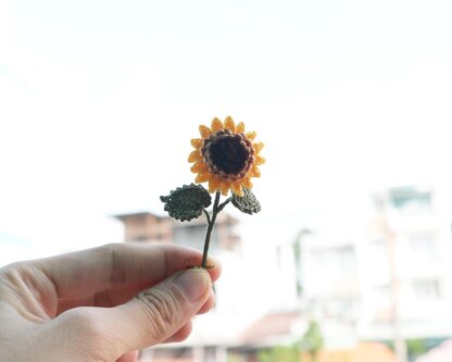 Mini sunflower with stem