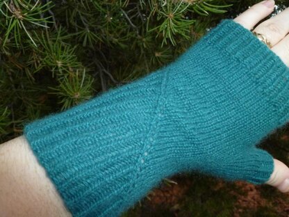 Featherweight Cashmere Fingerless Gloves