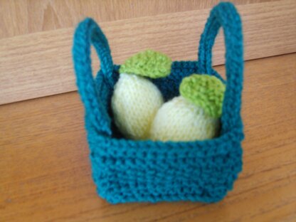 'Bitsy' Basket for favours, sweets, toys. In Patons Fab DK