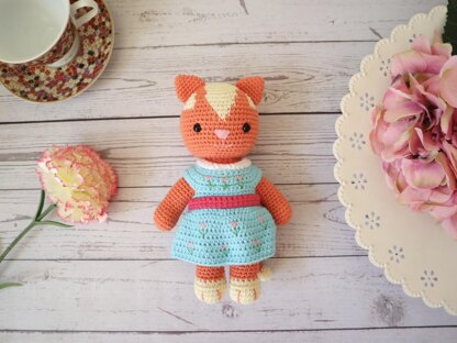 Claudia the Cottage Cat Amigurumi