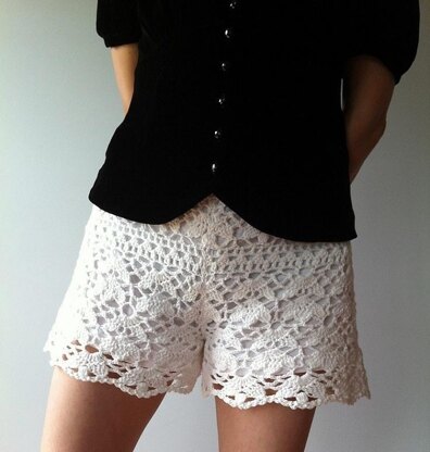 Cynthia - floral lace shorts